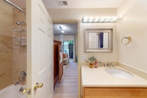 Shower, hair dryer, towels - Inviting villa with on-site golf, tennis and pool plus 2 patios, games (Hilton Head)