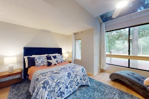 WiFi, bed sheets - Inviting villa with on-site golf, tennis and pool plus 2 patios, games (Hilton Head)