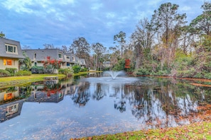 Property grounds - Inviting villa with on-site golf, tennis and pool plus 2 patios, games (Hilton Head)
