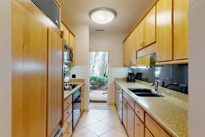 Fridge, microwave, oven, stovetop - Inviting villa with on-site golf, tennis and pool plus 2 patios, games (Hilton Head)