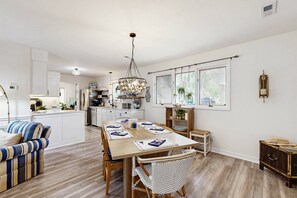 Dining - Edisto Beach cottage with a screened in porch & nestled among old live oaks (Edisto Beach)