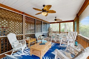 Outdoor dining - Edisto Beach cottage with a screened in porch & nestled among old live oaks (Edisto Beach)