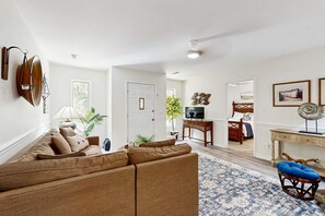 TV, DVD player, offices - Edisto Beach cottage with a screened in porch & nestled among old live oaks (Edisto Beach)