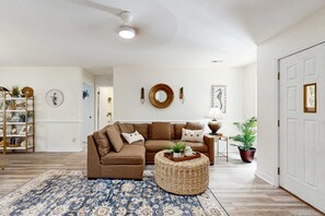 TV, DVD player, offices - Edisto Beach cottage with a screened in porch & nestled among old live oaks (Edisto Beach)