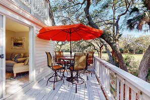 Outdoor dining - Updated villa with golf course views and serene surroundings (Edisto Beach)