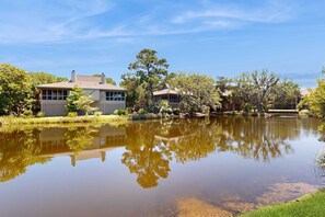 Exterior - Coastal retreat with fireplace, AC, grill, lagoon views and close to beach (Edisto Beach)