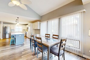 Dining - Coastal retreat with fireplace, AC, grill, lagoon views and close to beach (Edisto Beach)