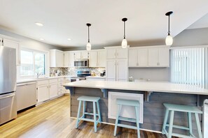 Fridge, microwave, oven, stovetop - Coastal retreat with fireplace, AC, grill, lagoon views and close to beach (Edisto Beach)