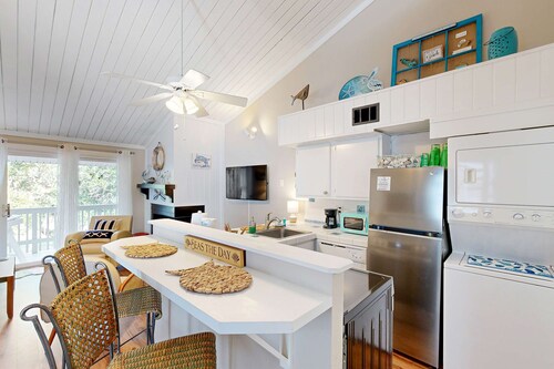 Golf-view condo with amenity pass to pool, tennis courts & more - dog-friendly