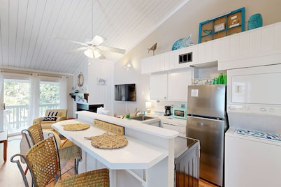 Golf-view condo with amenity pass to pool, tennis courts & more - dog-friendly