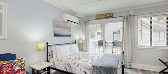 Charming & sun-filled studio with great patio & W/D - close to beach
