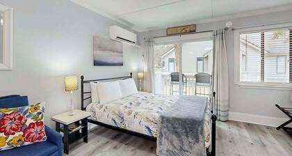 Charming & sun-filled studio with great patio & W/D - close to beach