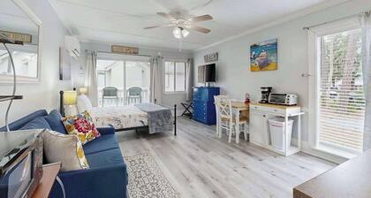 Charming & sun-filled studio with great patio & W/D - close to beach