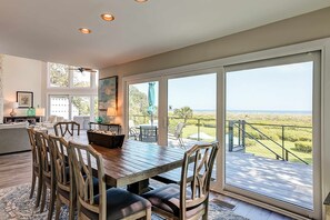 Dining - Stunning Oceanfront Hideaway with Private Pool, Deck, and Yard - Dogs Welcome (Hilton Head)