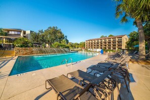 Pool - Amazing oceanfront 2BR 2BA 1st floor condo with pool, hot tub, tennis, fitness area, & W/D (Hilton Head)
