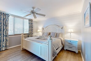 Iron/ironing board, WiFi, bed sheets - Amazing oceanfront 2BR 2BA 1st floor condo with pool, hot tub, tennis, fitness area, & W/D (Hilton Head)