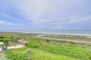 On the beach - Amazing oceanfront 2BR 2BA 1st floor condo with pool, hot tub, tennis, fitness area, & W/D (Hilton Head)