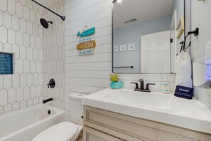 Een douche, een haardroger, handdoeken