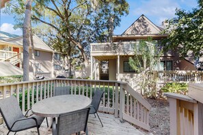 Outdoor dining - Modern Coastal Retreat | Walk to Beach | Pool & Tennis | Pet-Friendly (Hilton Head)