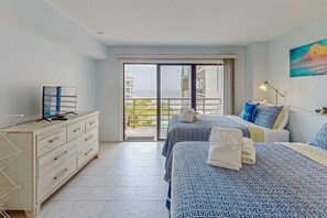 Tabla de planchar con plancha, wifi y ropa de cama
