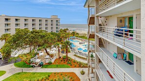 Un hôtel doté d’une piscine, d’un espace extérieur aménagé et offrant une vue sur la plage.