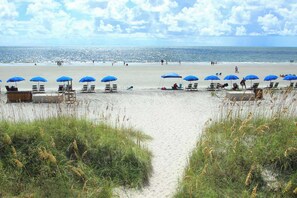 On the beach - Oceanfront Villa with Shared Pools, Hot tub, and Beach Access (Hilton Head)