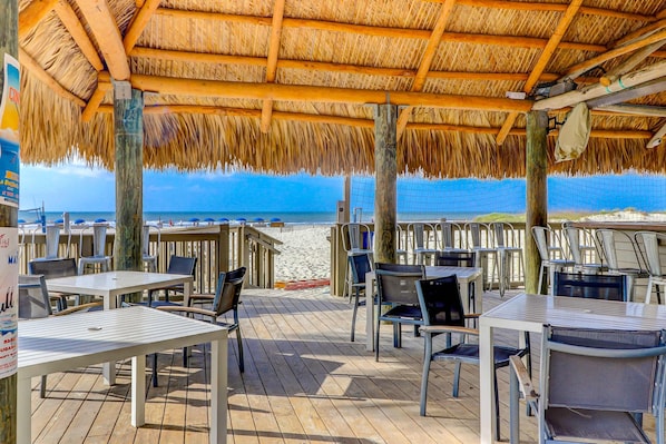 Outdoor dining - Steps to the sand| Dog Friendly |1 mile to Coligny (Hilton Head)