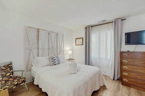 Iron/ironing board, WiFi, bed sheets - Steps to the sand| Dog Friendly |1 mile to Coligny (Hilton Head)