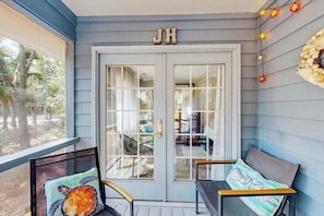 Terrace/patio - Steps to the sand| Dog Friendly |1 mile to Coligny (Hilton Head)
