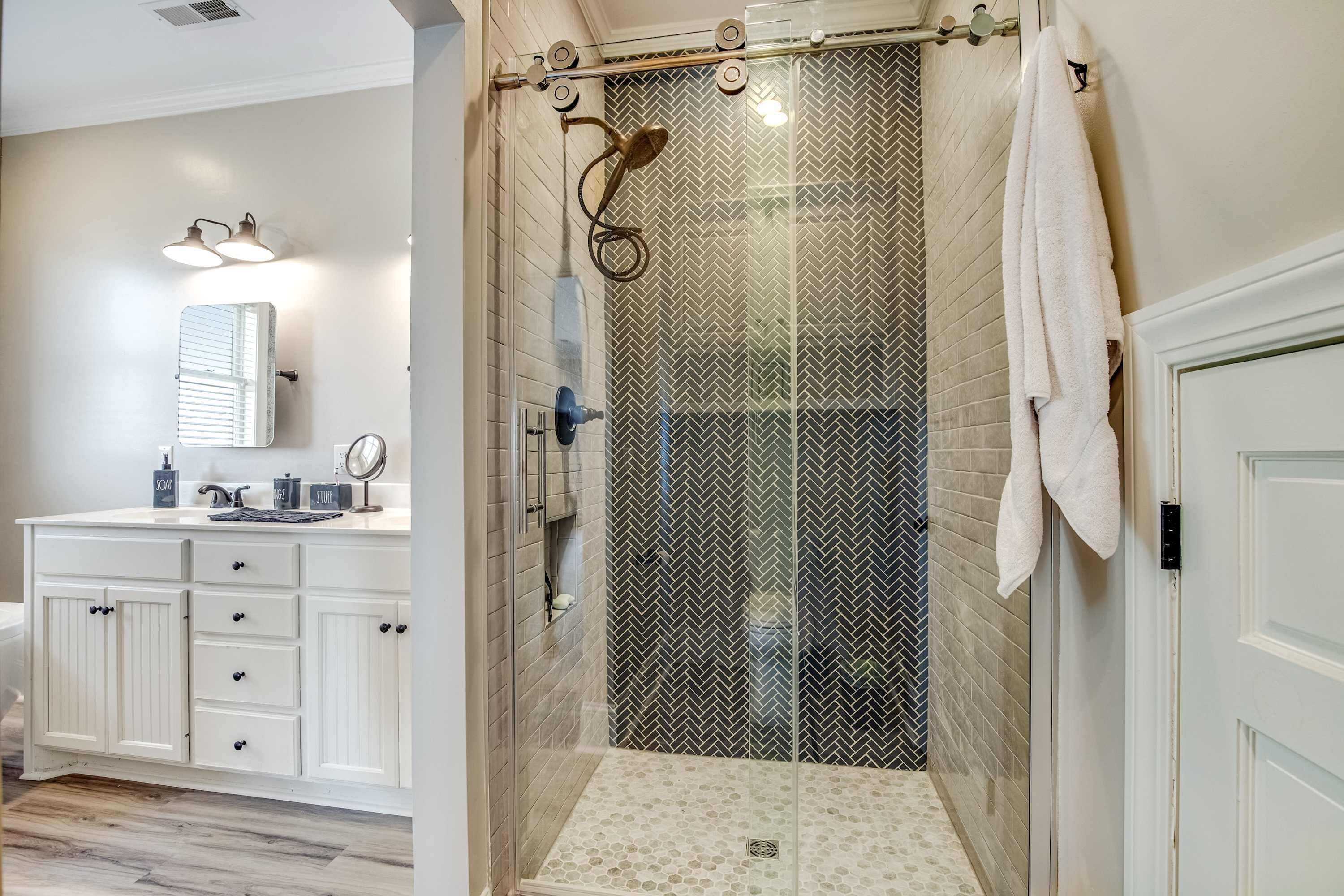 Een douche, een haardroger, handdoeken