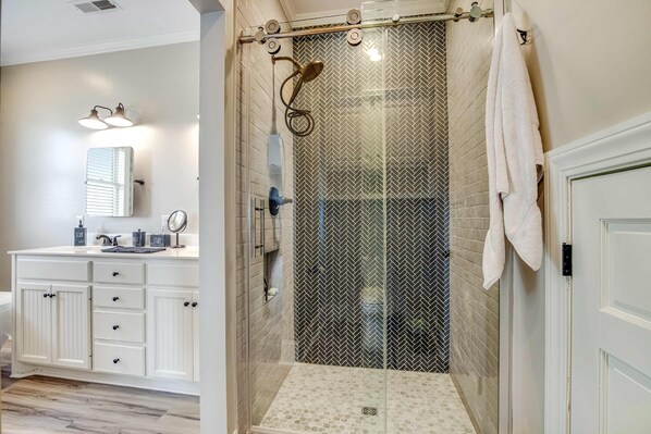 Shower, hair dryer, towels - Second-row beach house with ocean views, central AC, & washer/dryer (Edisto Beach)