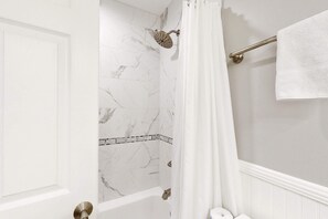 Douche, serviettes fournies
