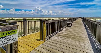Waterfront villa with resort amenities, beach access, open layout, AC, & W/D
