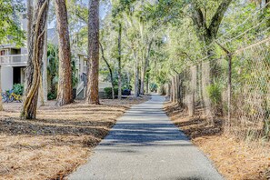 Property grounds - Welcoming Condo with Lagoon Views, Deck, Shared Pool & Nearby Beach Access (Hilton Head)