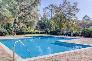 Pool - Spacious & dog-friendly condo w/ golf course view, shared pool and tennis court (Hilton Head)