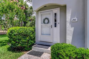 Exterior detail - Spacious & dog-friendly condo w/ golf course view, shared pool and tennis court (Hilton Head)