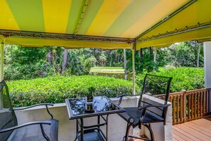 Outdoor dining - Spacious & dog-friendly condo w/ golf course view, shared pool and tennis court (Hilton Head)