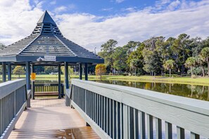 Property grounds - Spacious & dog-friendly condo w/ golf course view, shared pool and tennis court (Hilton Head)