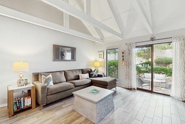 TV, DVD player, offices - Palmetto Dunes villa with patio, shared pool, tennis & golf - dogs OK (Hilton Head)