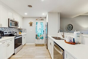 Fridge, microwave, oven, stovetop - Palmetto Dunes villa with patio, shared pool, tennis & golf - dogs OK (Hilton Head)