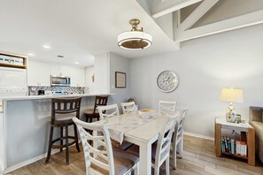 Dining - Palmetto Dunes villa with patio, shared pool, tennis & golf - dogs OK (Hilton Head)
