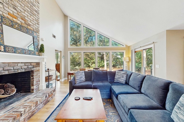 TV, fireplace, DVD player, offices - Beautifully renovated Sea Pines home with private hot tub & large outdoor space (Hilton Head)