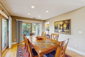 Dining - Beautifully renovated Sea Pines home with private hot tub & large outdoor space (Hilton Head)