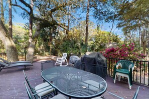 Outdoor dining - Beautifully renovated Sea Pines home with private hot tub & large outdoor space (Hilton Head)