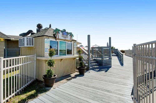 2nd floor condo with  balcony, pools, tennis & close to beach