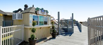 2nd floor condo with  balcony, pools, tennis & close to beach