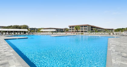 Dont Worry, Beach Happy 1BR Oceanview King Bed Villa in HHBT Resort