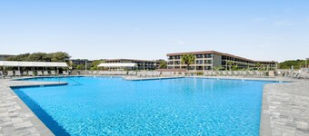 Don’t Worry. Beach Happy! 1BR Oceanview King Bed Villa in HHBT Resort