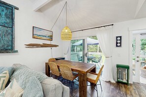 Dining - Cheerful condo with shared pool, close to beach, golf, tennis and shopping (Hilton Head)