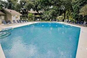 Pool - Cheerful condo with shared pool, close to beach, golf, tennis and shopping (Hilton Head)